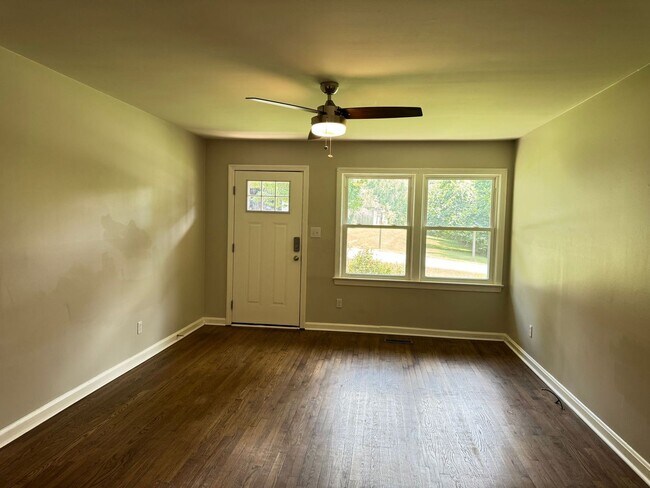 Building Photo - 907 Elwood Dr