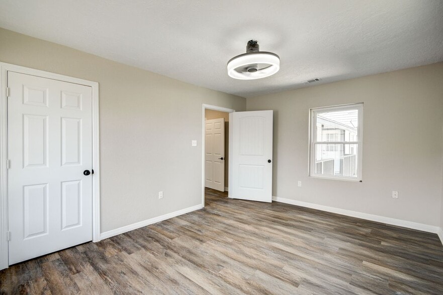 Building Photo - 418 S Kansas St
