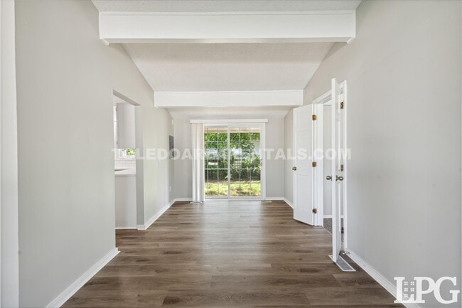 Building Photo - 804 Village Trail
