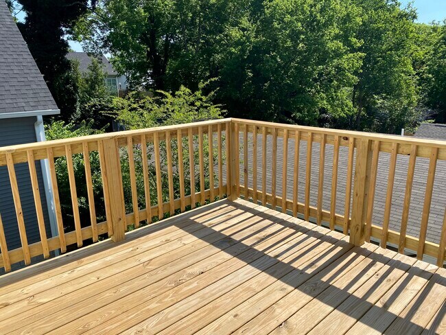 Building Photo - 1001 Thomas Ave