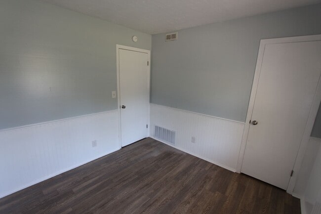 Building Photo - 2071 Fernwood Cir