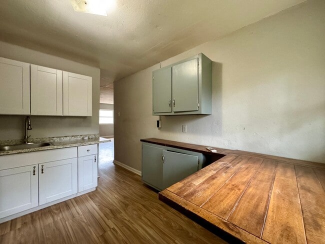 Building Photo - 708 W 47th St