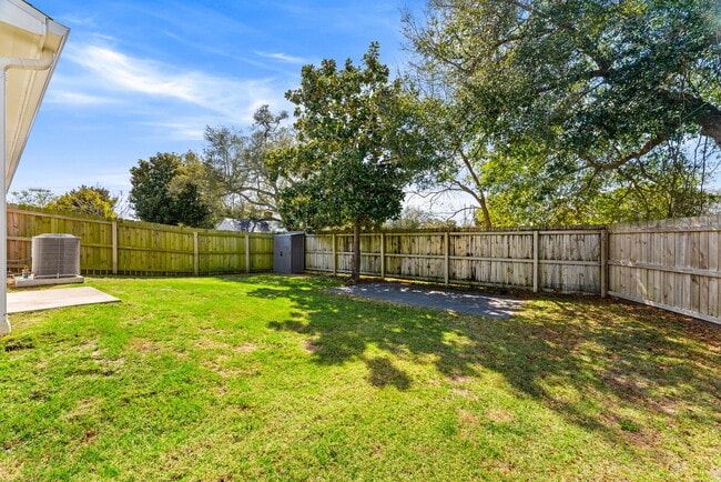 Building Photo - 2566 Oak St