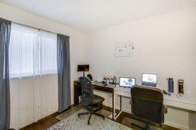 Building Photo - Tra4901-4903