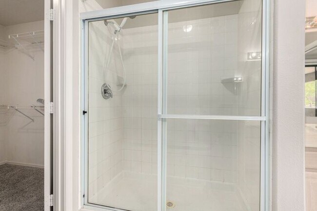 Building Photo - 2-bedroom 2 bath condo in Gated Community ...