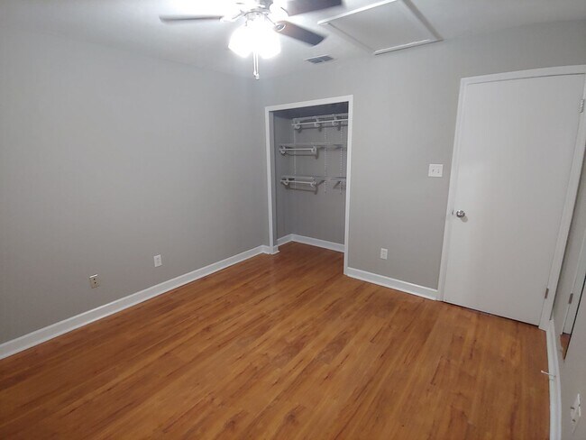 Building Photo - Beautifully updated townhome with stainless steel appliances and wood floors!