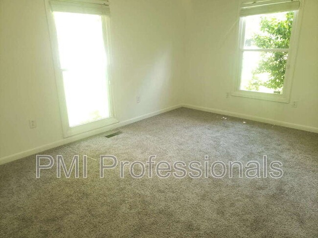 Building Photo - 2988 Parkwood Dr