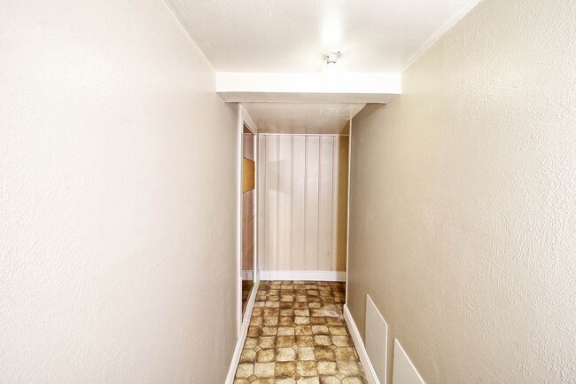 Building Photo - 825 N 7th St