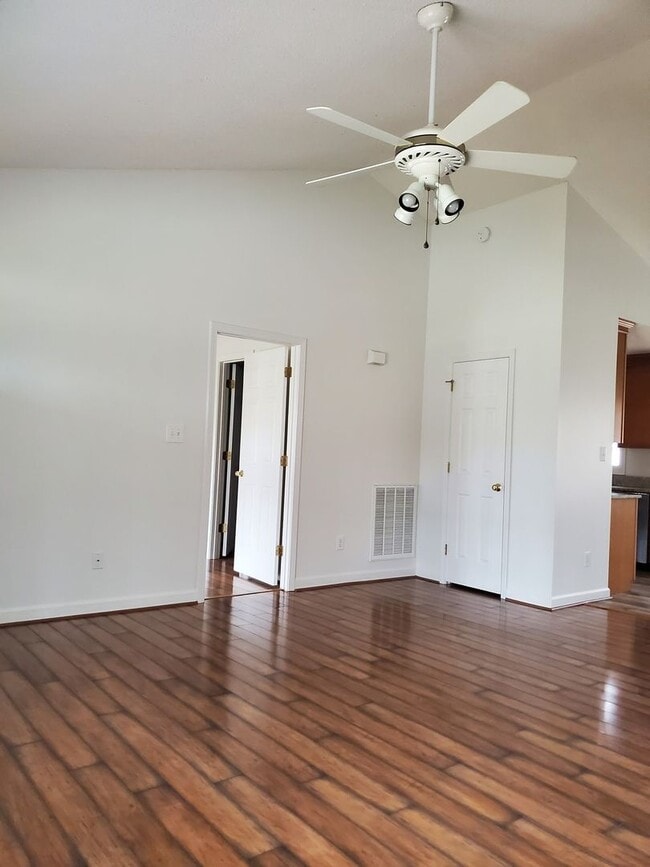 Building Photo - Ready to move in!