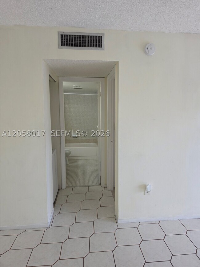 Building Photo - 4158 Inverrary Dr