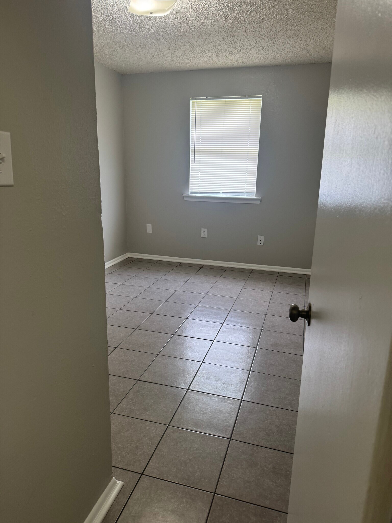 Building Photo - 708 24th St