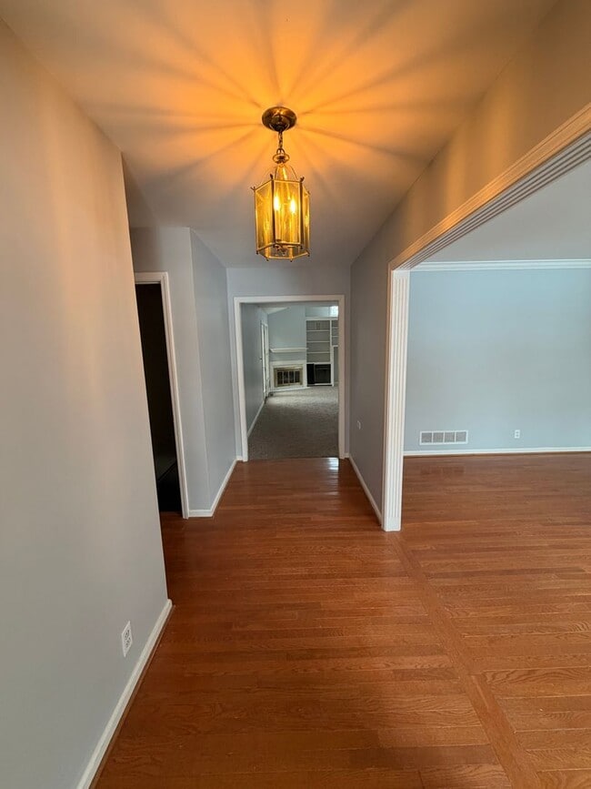 Building Photo - Gorgeous 3 bedroom house with finished basement!