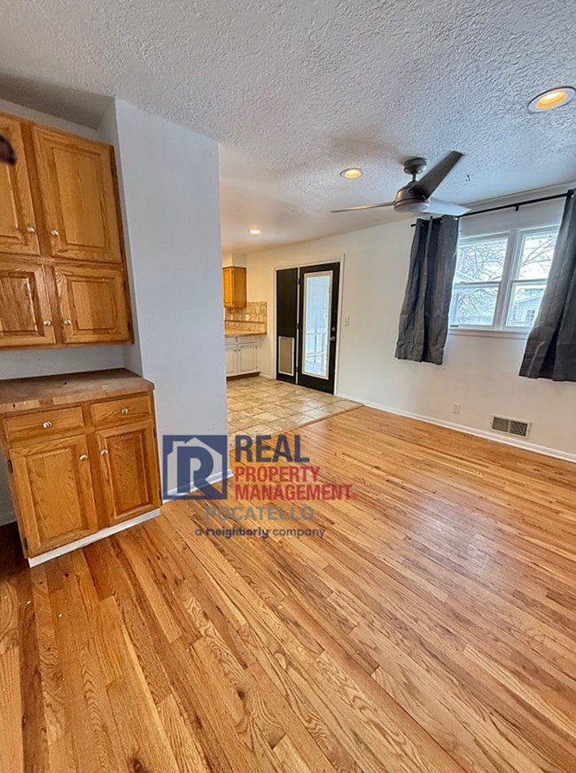 Building Photo - 3 bed 2 bath house - 1 car garage - PET FRIENDLY