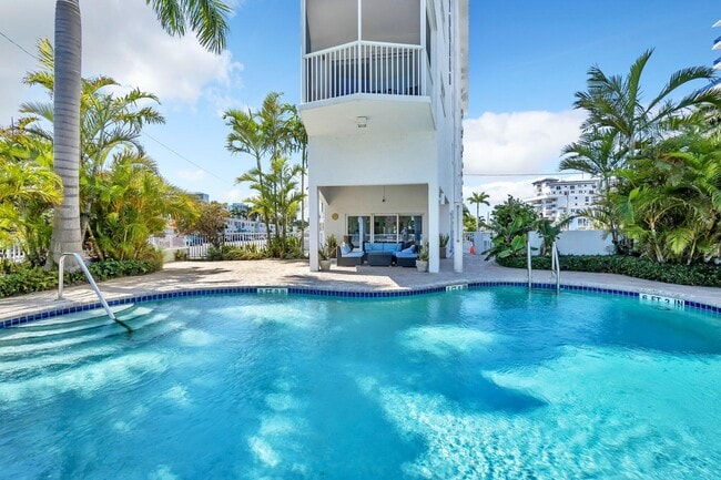 Building Photo - 720 Bayshore Dr