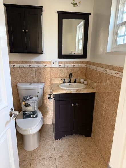 Building Photo - 641 Corwin Ave