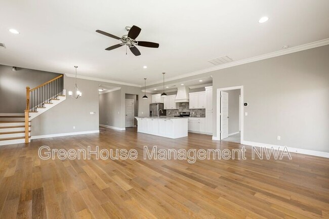 Building Photo - 3702 SW Mistletoe Ave