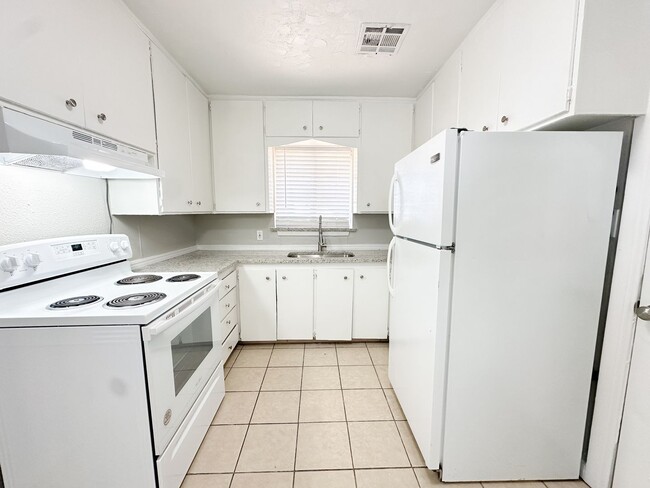 Building Photo - Move in ready - 3 Bed - 1 Bath!