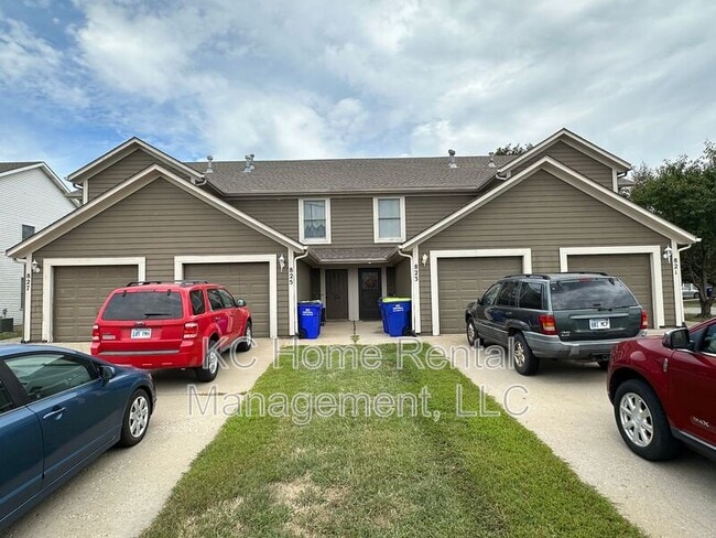 Building Photo - 821 N Evergreen St