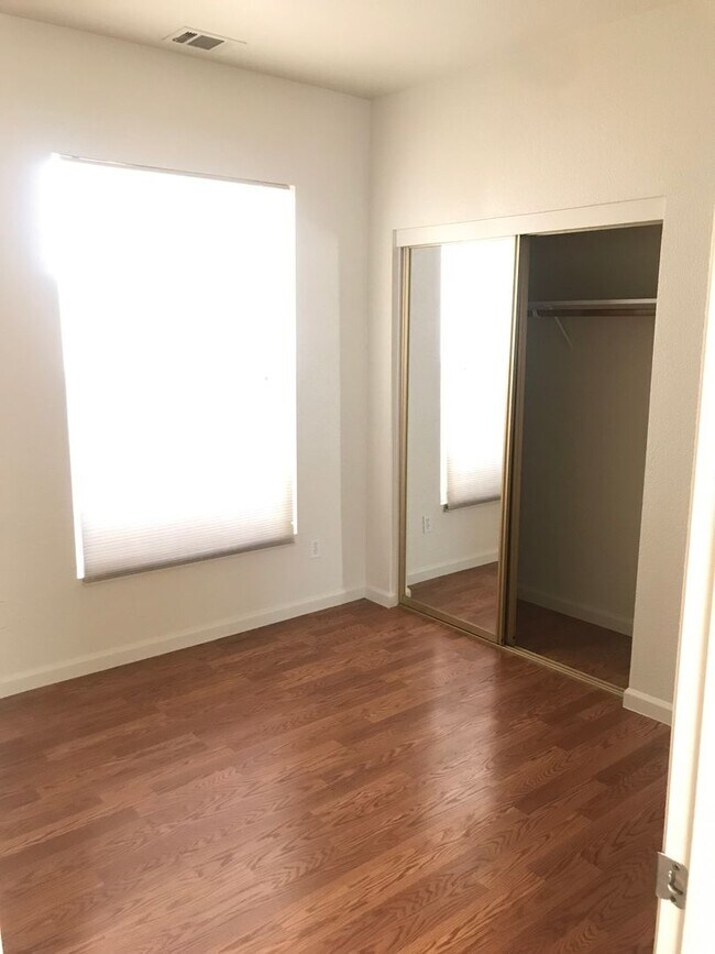 Building Photo - Spacious and Bright 3bed/2 bath Home in Davis