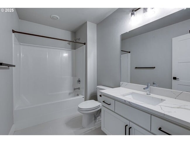 Building Photo - 10902 NE 119th Pl