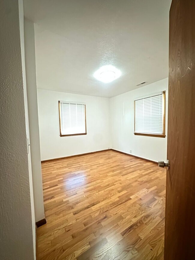 Building Photo - 3 Bedroom 1 Bath home * Owner Updates $600 OFF FIRST MONTHS RENT