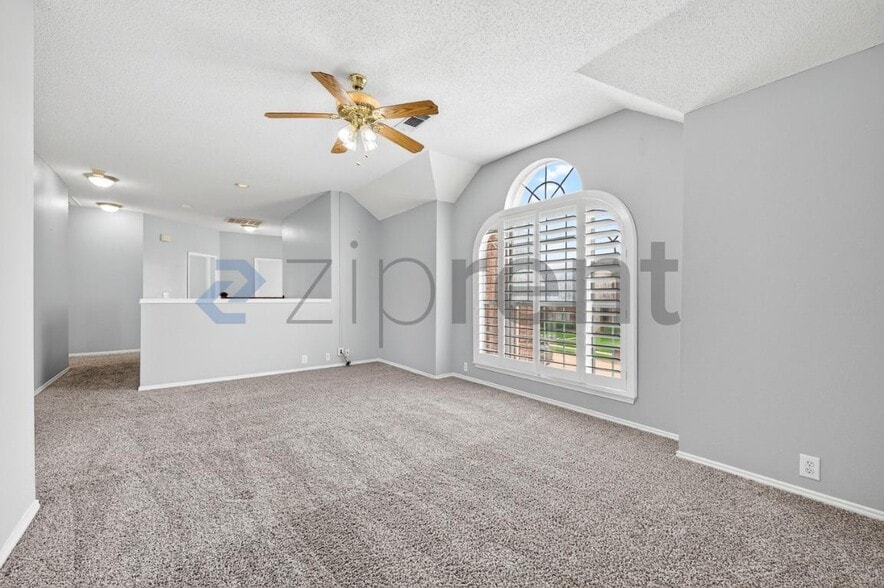 Building Photo - Unit