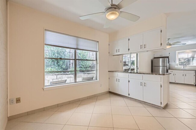 Building Photo - 3004 Maywood Cir
