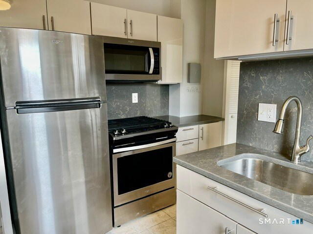 Building Photo - 444 Bedford St