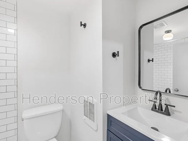 Building Photo - 532 E Iredell Ave