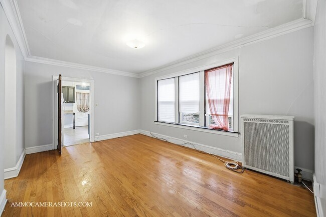 Building Photo - 2045 W Farragut Ave