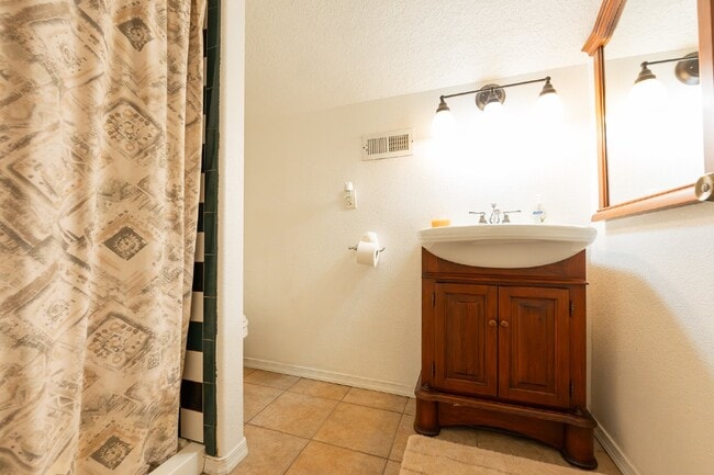 Building Photo - Desert Oasis – Furnished Executive Room in...