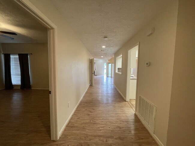 Building Photo - Live in the city of Panorama Village & enjoy all it has to offer: 27-hole golf course, 3 city par...