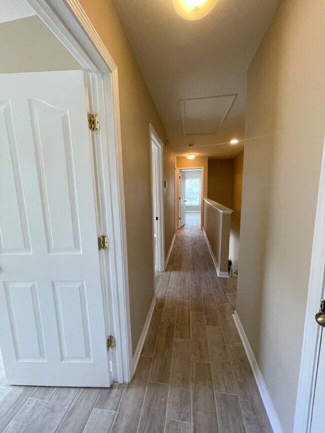 Building Photo - SPACIOUS 3 BED/ 2.5 BATH 2 STORY END UNIT ...