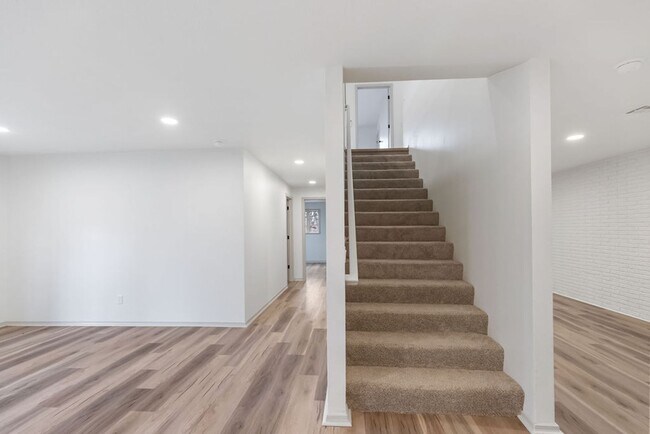 Building Photo - 39 Salen Ln