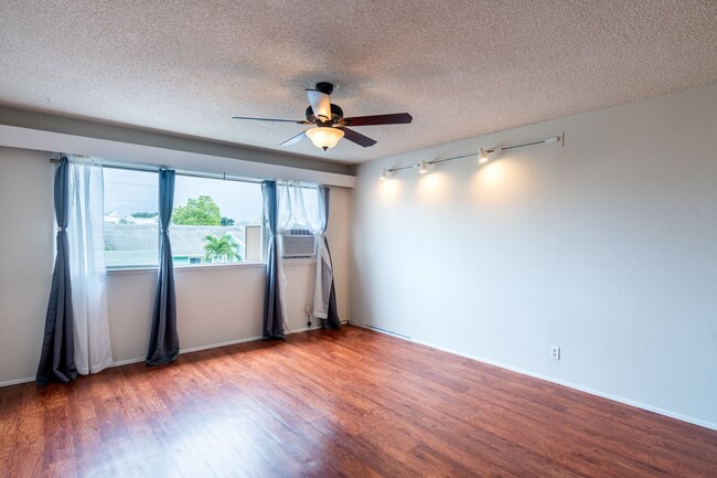 Building Photo - 2 bedroom / 1 1/2 bath / 2 parking condo i...