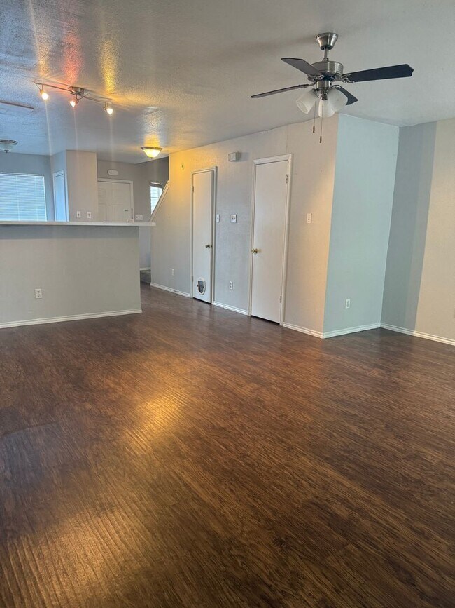 Building Photo - River Crossing - Near Downtown - 2BD /2.5BA - Townhome - Yard - Pet Friendly