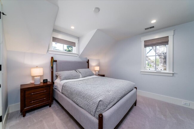 Building Photo - Fully Furnished Home In The Groves