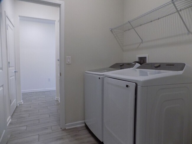 Building Photo - 1713 Chatsworth Cir