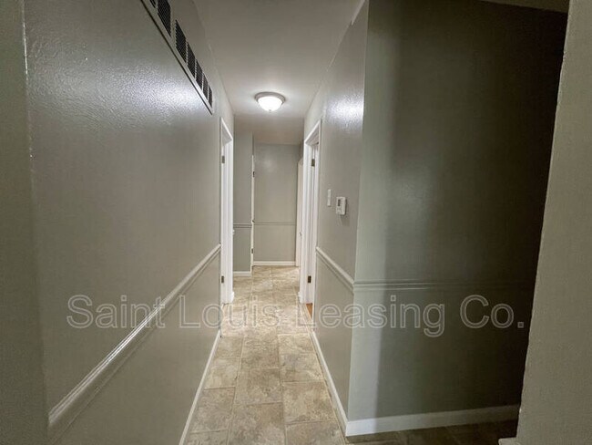 Building Photo - 1265 St Anthony Ln