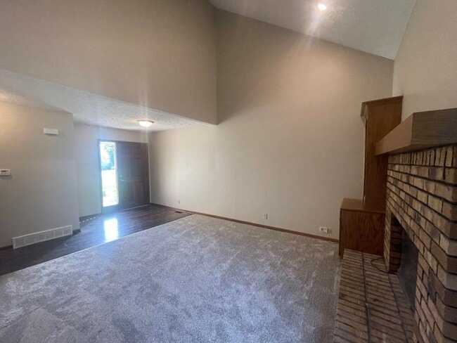 Building Photo - Nice Town Home in Bellevue!