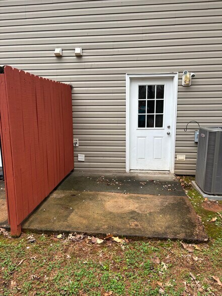 Building Photo - 5731 SW Acres Dr