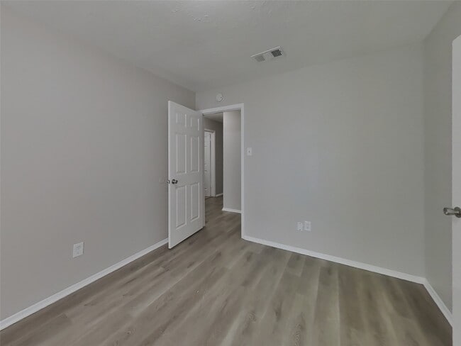 Building Photo - 2047 Lexington Woods Dr