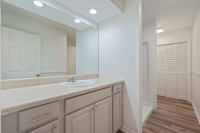 Building Photo - Spacious townhouse with large 2nd floor covered patio!