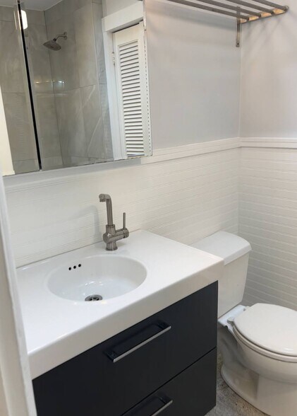 Building Photo - 110 E Roumfort Rd