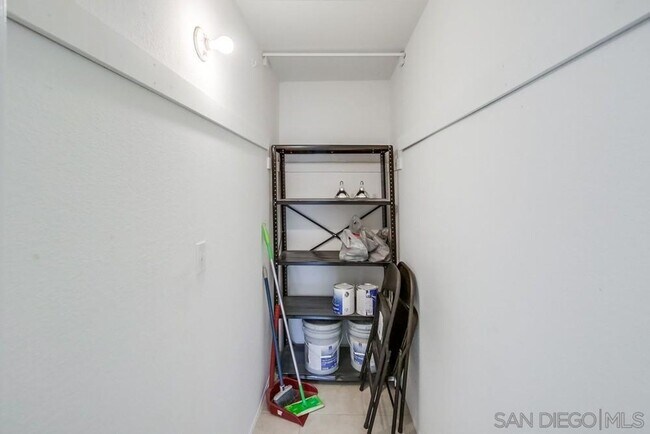 Building Photo - 2-bed, 2-bath Condo in San Diego's Linda Vista/Fashion Valley Area.