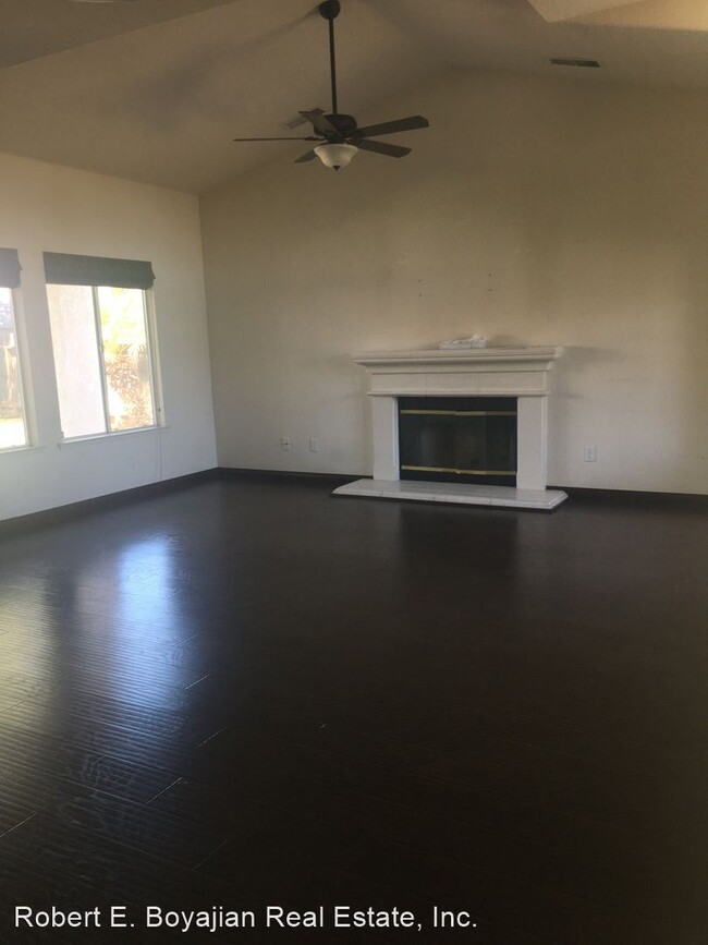 Building Photo - 5 br, 3 bath House - 2986 E. Plymouth Way