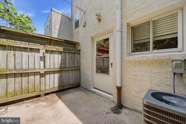 Building Photo - 928 N Bambrey St