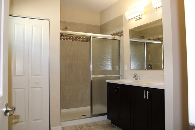 Building Photo - "Stunning 3 Bed/2 Bath Home with Lake View...