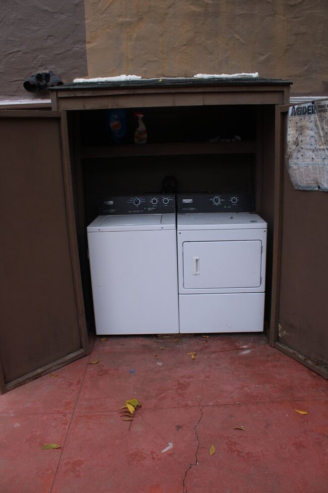 Building Photo - 3 Bedroom, 2 Bath in Single Family Home with BONUS Room Close to Downtown Pittsburg/BART