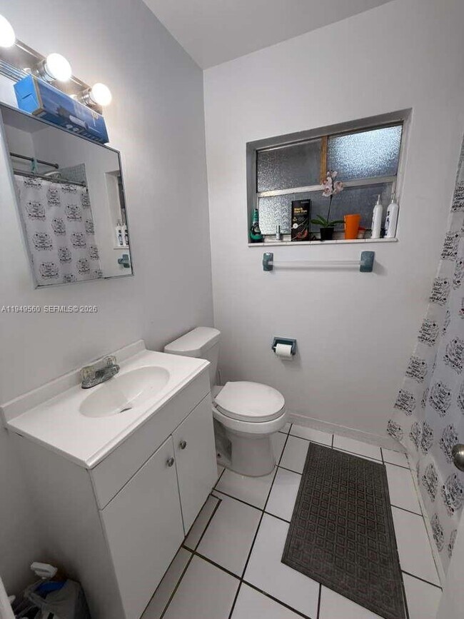 Building Photo - 303 NE 187th St